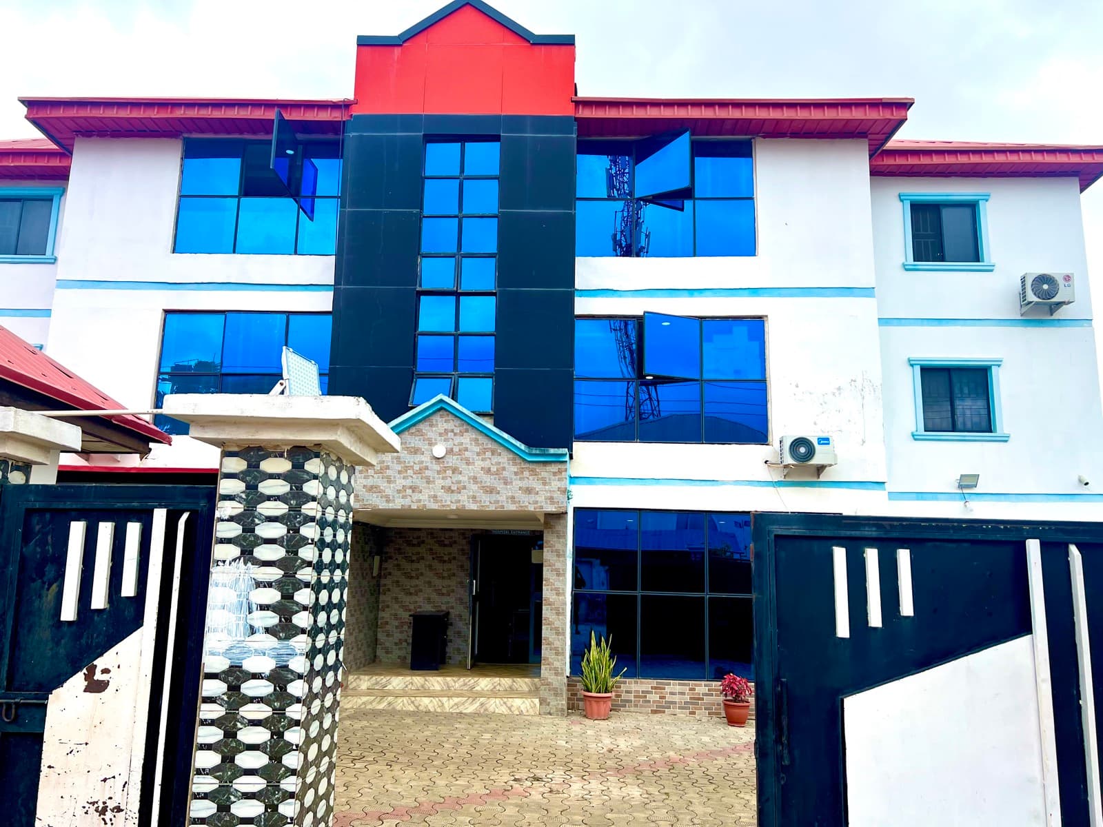 HealthClone Medical Center facility entrance and forecourt